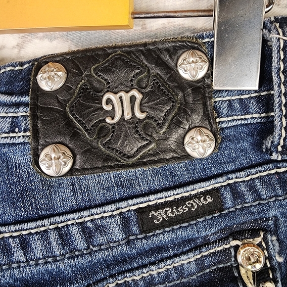 Miss Me JB5698P Boyfriend Capri Embroidered Flap Pocket Rhinestones Size 26 - Picture 12 of 16